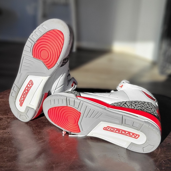 AIR JORDAN 3 RETRO (GS) - FIRE RED: 6.5 Y - Picture 6 of 11